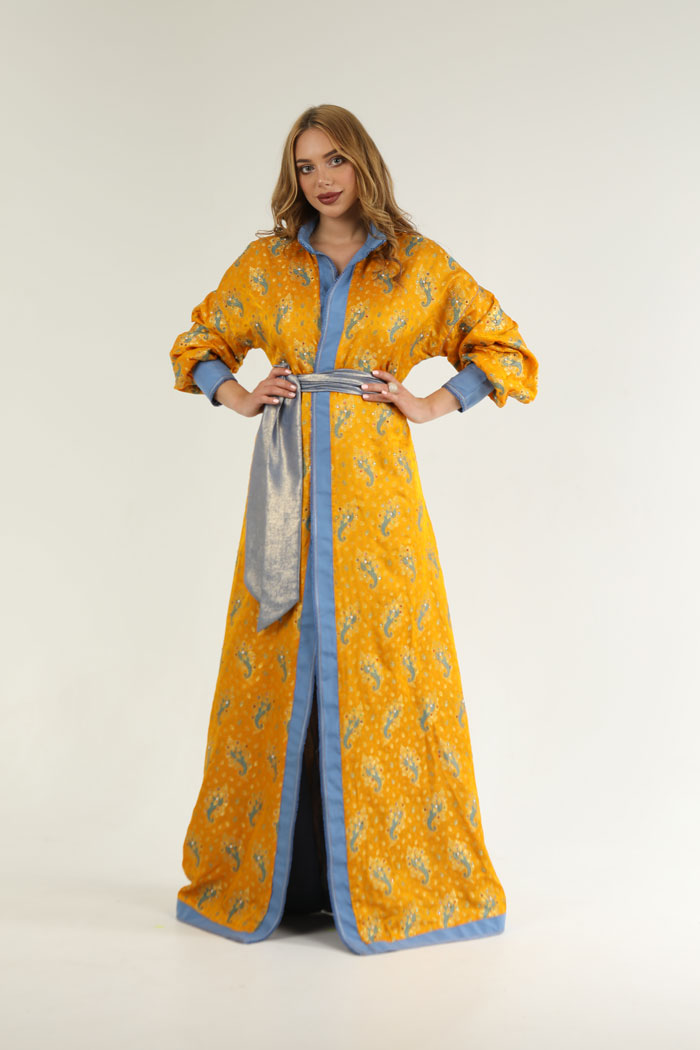 Robe en brocart jacquard jaune et bleu facon kimono avec manches bouffantes travaille a la main et des details de Maalem