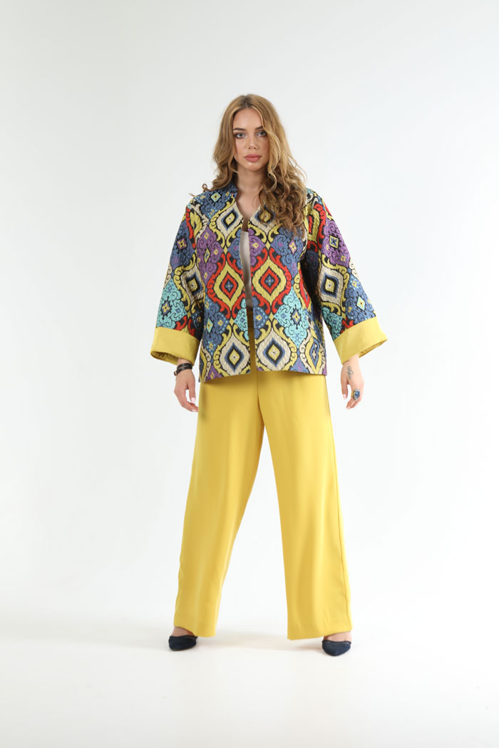Veste facon kimono en brocart a motifs colores et Pantalon large jaune canari en crepe de soie
